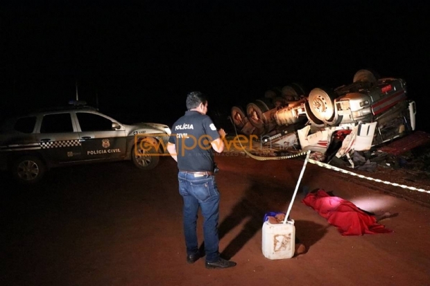 Motorista morre prensado aps perder controle e capotar caminho carregado com soja;  fotos 