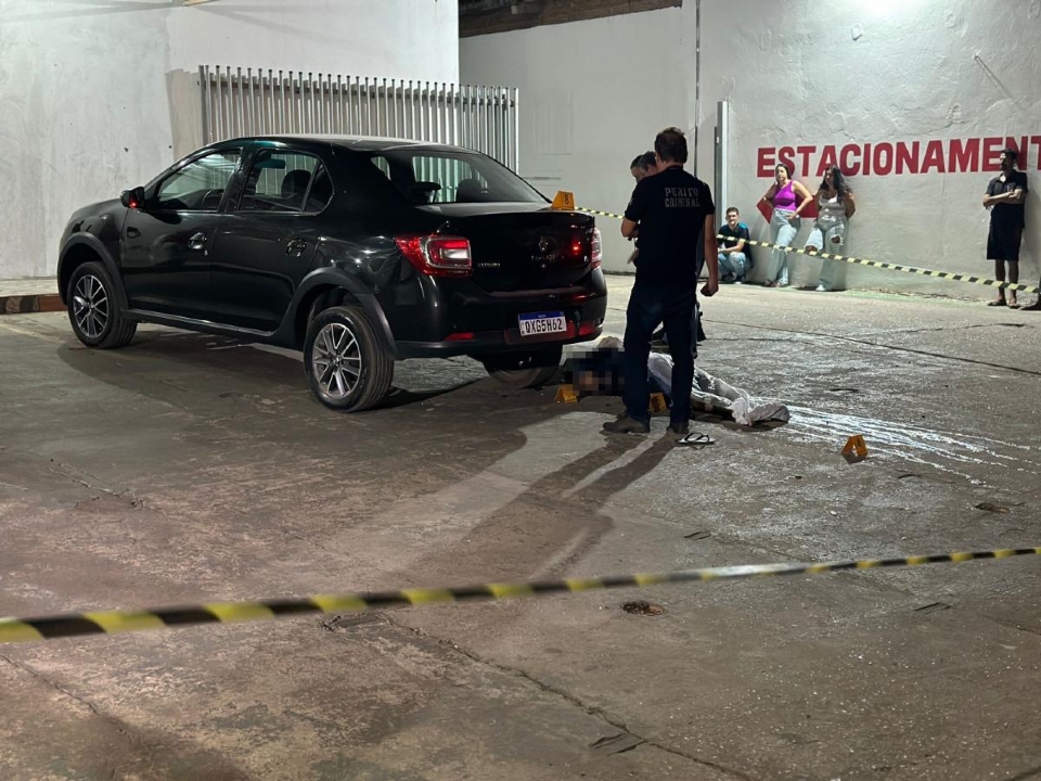 Trio encapuzado passa de carro e mata homem de 37 anos a tiros em hotel de Cuiab