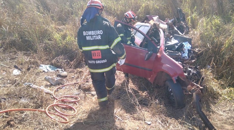 Motorista de 19 anos morre aps bater carro em carreta na MT-358