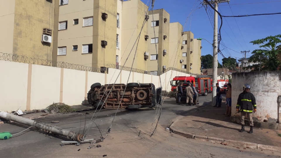 Capotamento de viatura causa danos em rede de energia e afeta quatro mil consumidores em Cuiab