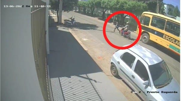 Criana fratura a perna aps ser atropelada por moto em frente a escola em MT
