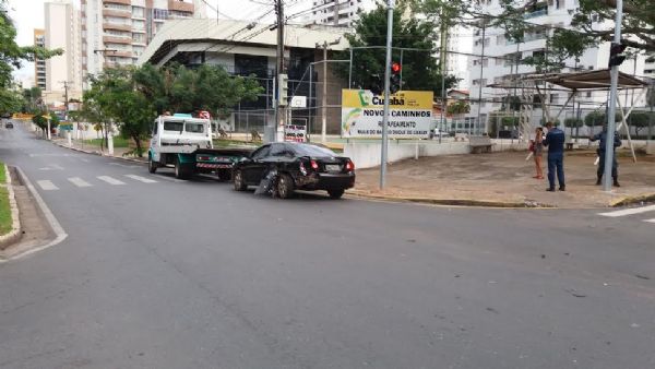 Motorista bbado colide Azera contra Corolla parado em sinal vermelho
