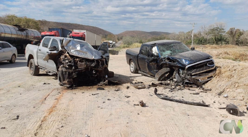 Grave acidente entre Dodge Ram e Hilux deixam feridos na BR-070