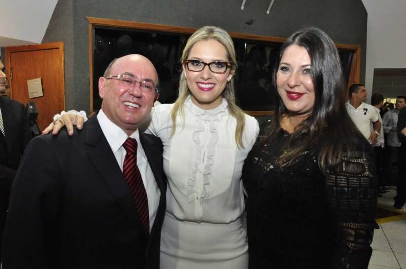 Janaina entre o pai, Jos Geraldo, e a me, Janete Riva, em 2014