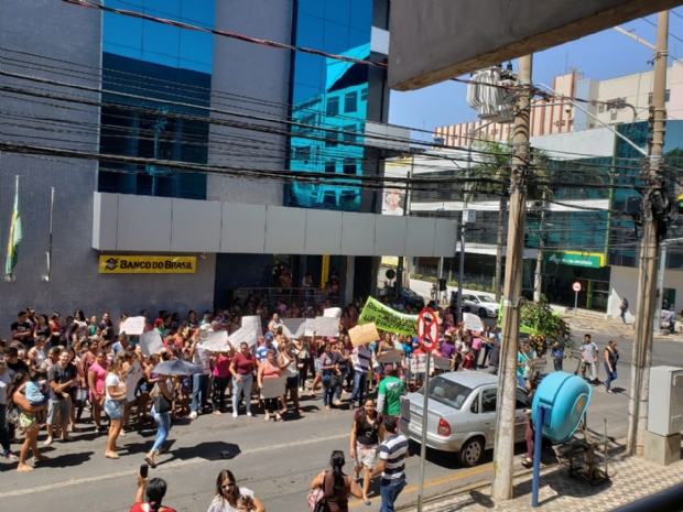 Famlias que invadiram residencial bloqueiam rua Baro de Melgao reivindicando energia eltrica