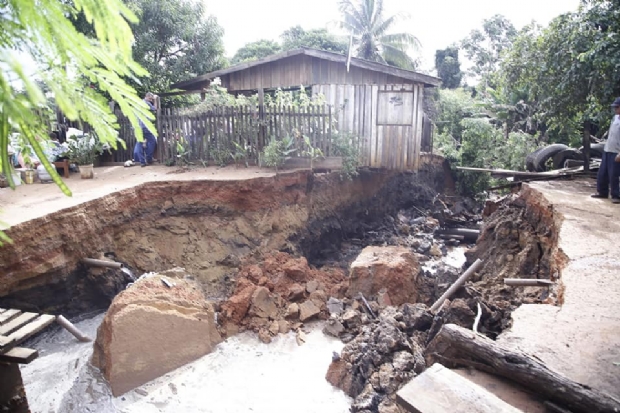 Temporal causa deslizamento de terra e deixa famlia desabrigada;  veja fotos e vdeo 