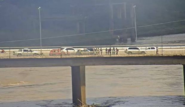 Militares resgatam mulher que tentava pular de ponte sobre o Rio Cuiab