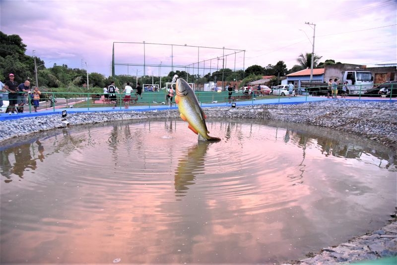 Prefeitura entrega praa com lago artificial no Pedregal e homenageia fundador do bairro