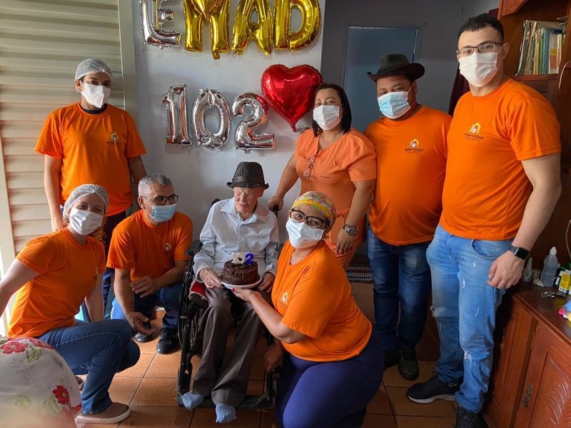 Equipe do EMAD realiza festa em comemorao ao aniversrio de paciente de 102 anos