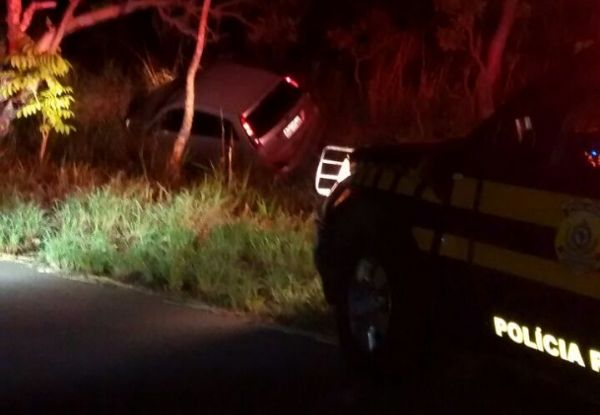 Motorista que transportava maconha na fronteira dirige por mata, abandona carro e foge; droga  apreendida