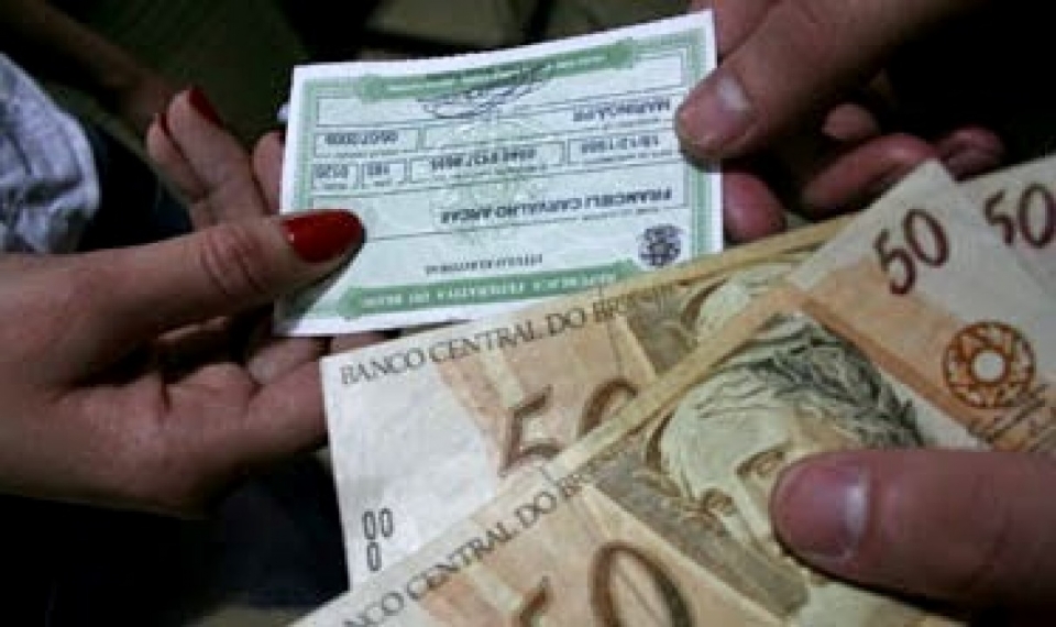 Idoso de 60 anos  preso com mais de R$ 11 mil em carro tentando comprar votos em Cuiab