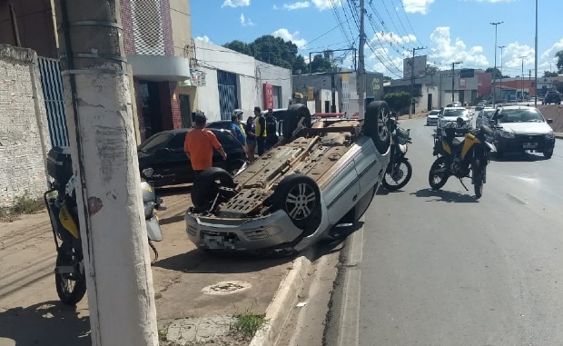 Motorista fica ferida aps capotar Celta na Avenida Miguel Sutil