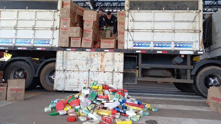 Motorista  preso com 468 quilos de cocana escondidos em carga de bolachas