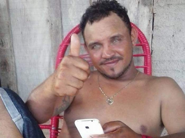 Homem  executado com tiro no olho em frente a casa da namorada