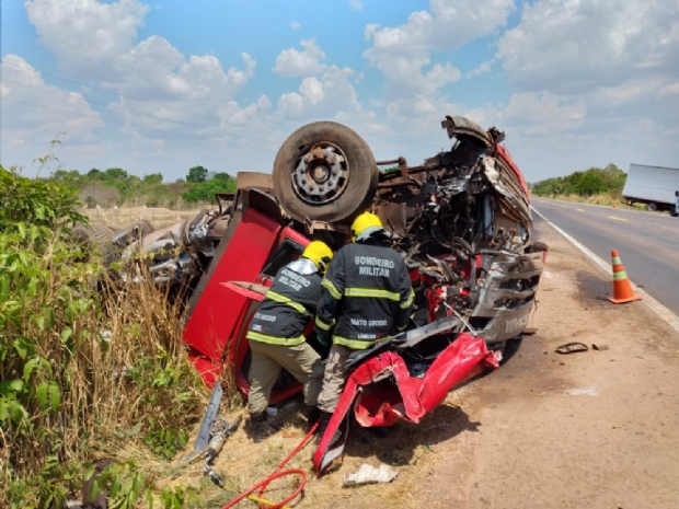  Identificados:  Pai e filho morrem em acidente entre carreta carregada com milho e caminho