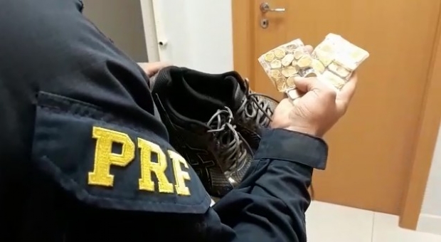 Passageiro  preso com R$ 250 mil em ouro escondido em tnis