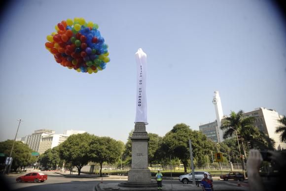 Obelisco no Rio  coberto com camisinha gigante para estimular preveno  aids