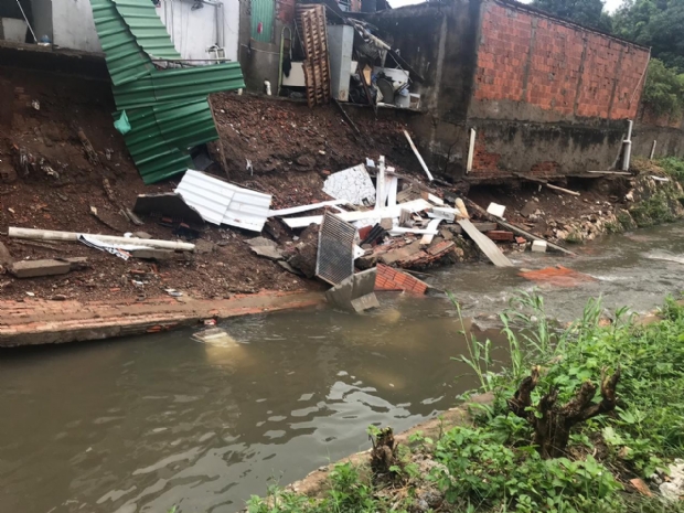 Defesa Civil mapeia estragos aps chuva e PM  acionada para retirar moradora de local de risco; fotos e vdeo