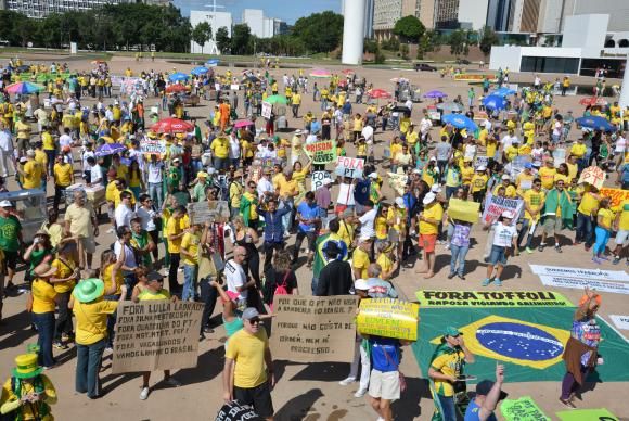 A populao de todo o Brasil sai s ruas  pela segunda desde maro em manifestao organizada pelas redes sociais  para protestar contra o governo federal Valter Campanato/