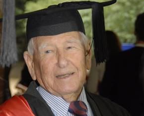 Australiano de 97 anos conclui mestrado