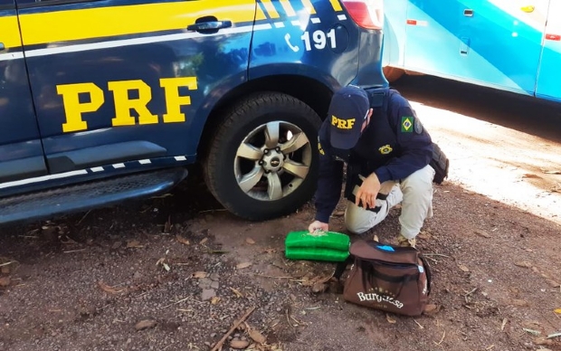 Polcia Rodoviria prende passageiro transportando drogas em nibus