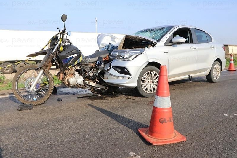 Homem morre na BR-163 aps carro bater na traseira de motocicleta;  veja vdeo