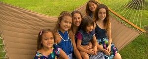 Aps promessa, casal adota quatro filhas de amiga que morreu de cncer