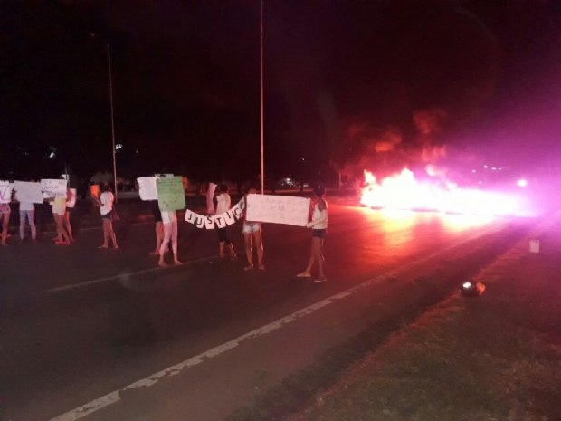 ​Esposas de presidirios fecham rodovia em protesto contra morte de detendo em motim