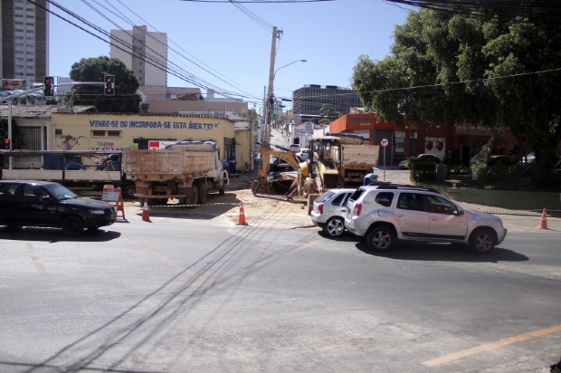 Rompimento de adutora interdita parte da avenida Comandante Costa com a Generoso Ponce