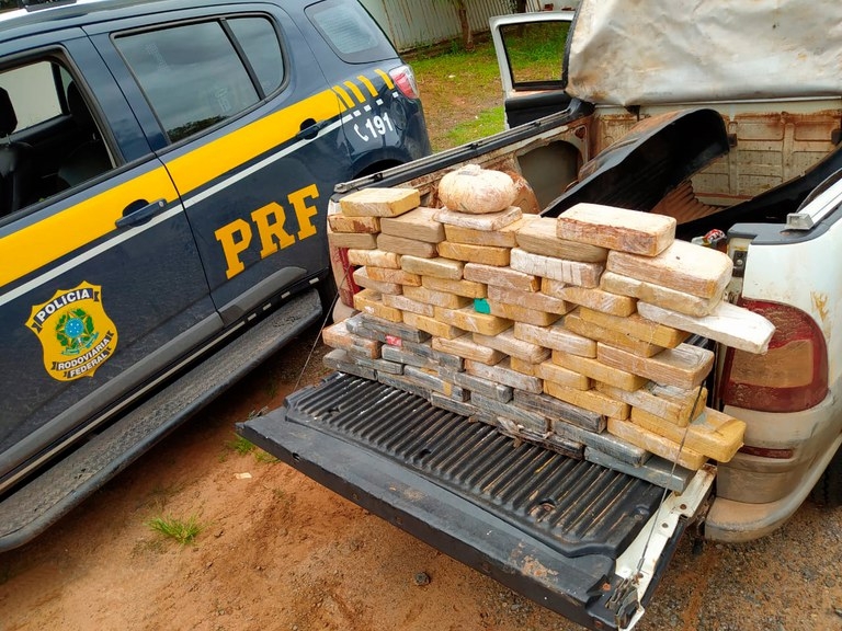 PRF encontra quase 60kg de droga escondida em compartimento oculto de Fiat Strada