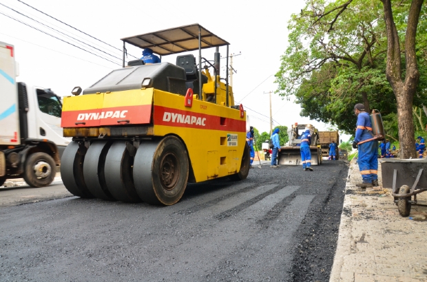 Avenida Coronel Escolstico recebe trabalho de pavimentao e opera em meia pista