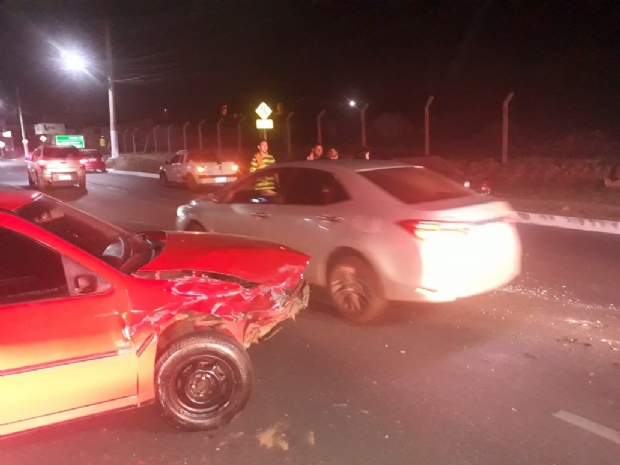 Pneu furado provoca acidente entre dois carros na avenida da FEB