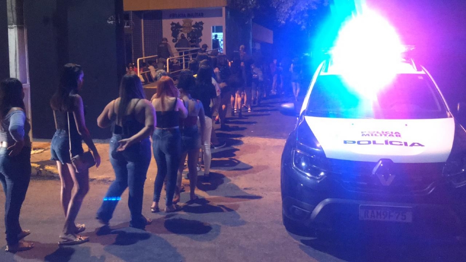 Polcia precisa de van para conduzir cerca de 300 pessoas que se aglomeravam em bar; fotos e vdeo