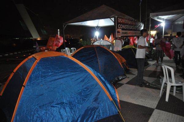Sem acordo em reunio, professores seguem acampados no Centro Poltico Administrativo