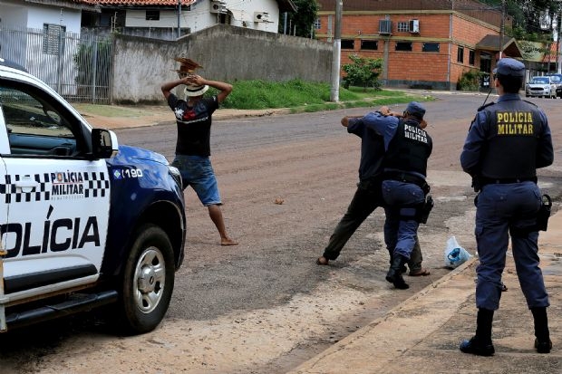 Polcia prende mais de 200 pessoas nas primeiras horas de operao