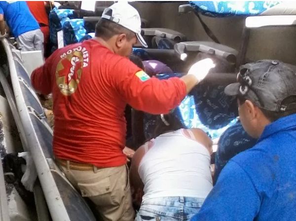 Equipes do Corpo de Bombeiros resgatam os passageiros feridos dentro do nibus