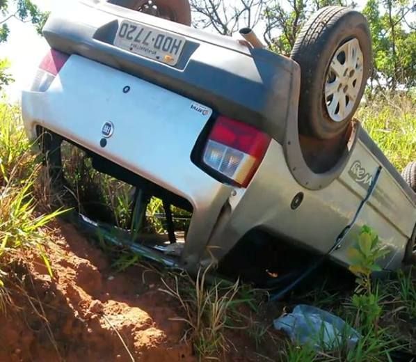 Fiat Uno capotou depois de a motorista tentar desviar de um buraco na rodovia estadual