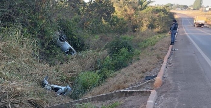 Jovem de 20 anos morre aps tombar carro s margens da BR-163