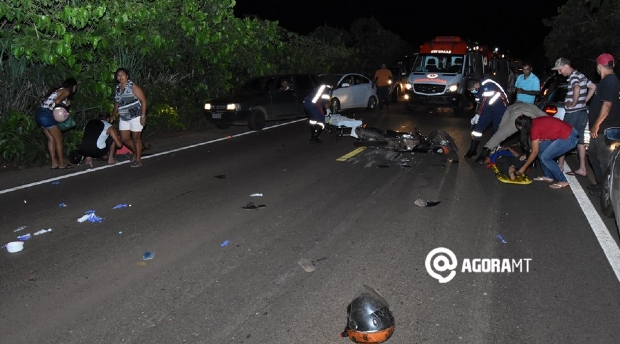 Caminho passa por cima de motocicleta e quatro pessoas ficam gravemente feridas