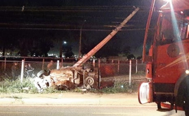 Carro bate em poste e duas pessoas morrem presas s ferragens