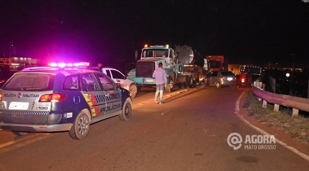 Idoso com sinais de embriaguez  preso ao colidir carro em caminho guincho em rodovia