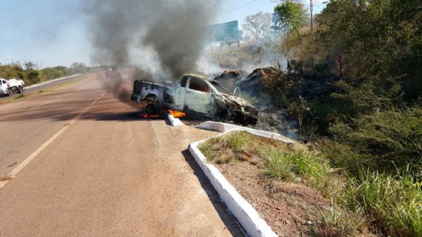 Picape  destruda pelo fogo aps acidente na estrada de Chapada dos Guimares