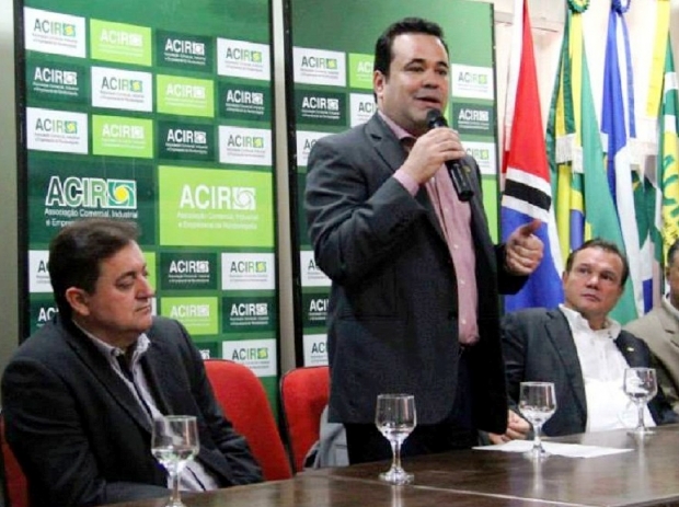 Allan Zanatta com o senador Wellington Fagundes (d) durante evento em Rondonpolis