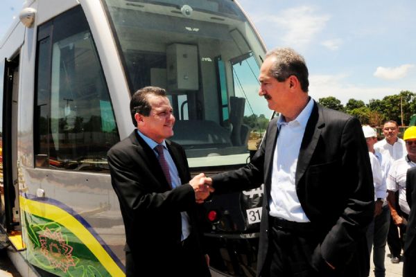 Aldo Rabelo cumprimenta Silval Barbosa, no centro de manuteno do VLT, em Vrzea Grande