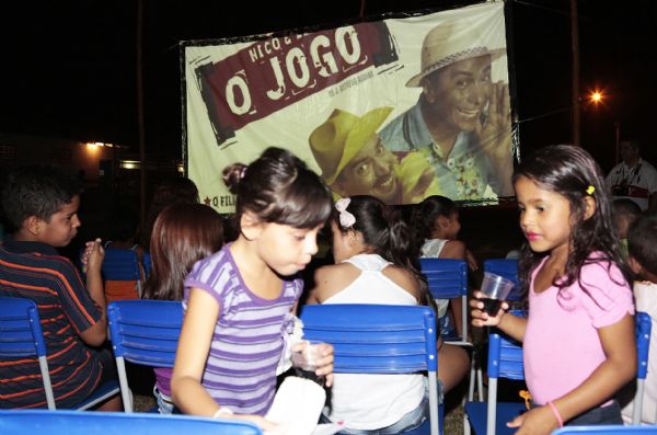 Primeira edio do Cinema na Comunidade reuniu centenas de moradores da regio do Pedra 90, regio Sul de Cuiab