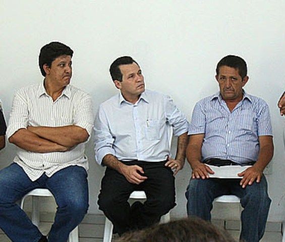 Antnio Xavier (primeiro  direita), ao lao do governador Silval e de Edio Martins, em reunio de 2011 na Base do Trs Barras