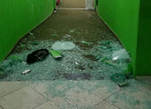 Revoltados, manifestantes quebram porta de vidro da Cmara e 18 so detidos;  fotos e vdeos 