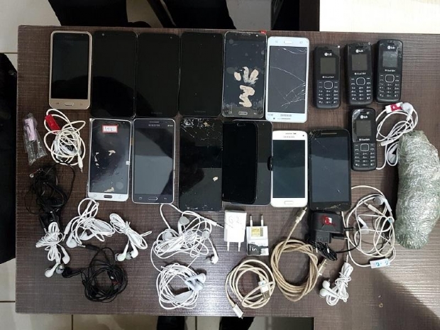 Policiais penais encontram 15 celulares e droga em rea externa da Mata Grande