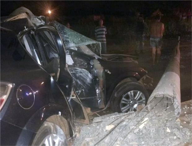 Poste desaba sobre carro aps acidente entre Vectra e Corolla; motorista em estado grave