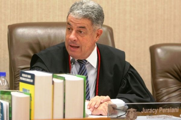 Juracy Persiani se aposentou cinco antes da data ''compulsria'', mas investigao de seus atos prossegue